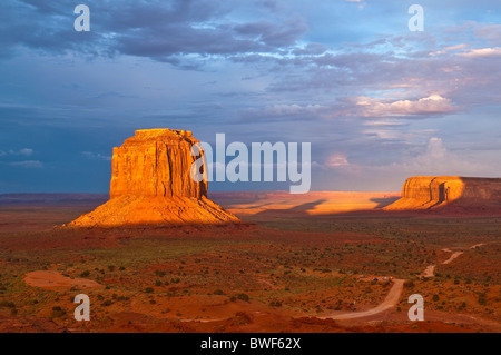 Merrick Buttes nell'ultima luce durante una tempesta, Monument Valley, Arizona, Stati Uniti d'America Foto Stock