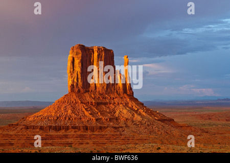 West Buttes nell'ultima luce durante una tempesta, Monument Valley, Arizona, Stati Uniti d'America Foto Stock