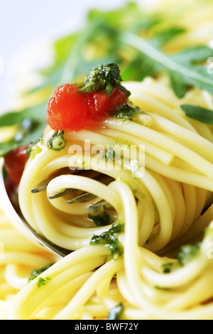 Macro shot di spaghetti twirled intorno a una forcella Foto Stock