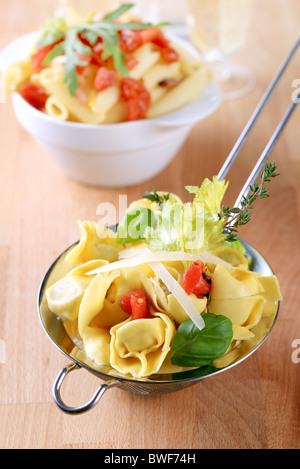 Cuocere pasta ripiena in un setaccio di metallo Foto Stock