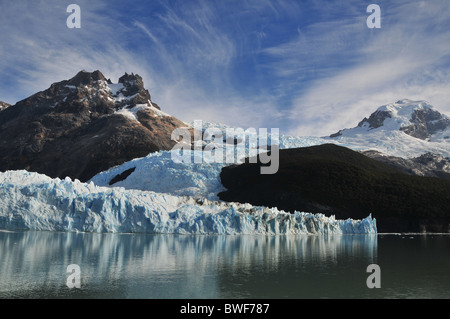 Ghiacciaio tributario a cascata verso il basso le pendici di un picco piramidale verso il capolinea del ghiacciaio Spegazzini, Ande della Patagonia Foto Stock