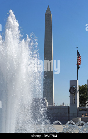Una fontana di acqua e il Monumento di Washington, Washington D.C., USA Foto Stock