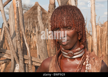 Giovani Hamar donna con argilla rossa tra i capelli e indossando un abito di capra, Omo river valley, sud Etiopia Foto Stock