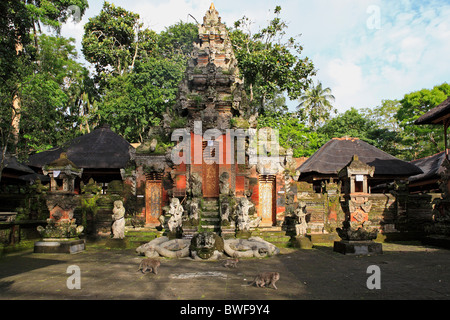 Pura Dalem Agung Tempio. Sacro Santuario della Foresta delle Scimmie, Padangtegal, Ubud, Bali. Foto Stock