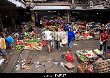 Frutta e verdura a venditori i mercati tradizionali, Ubud, Bali, Indonesia Foto Stock