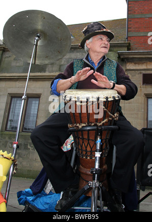 L'uomo gioca bongo tamburo in open street a Goth weekend a Whitby. Foto Stock