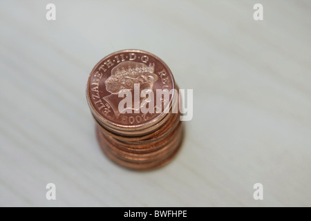 La vista in pianta di una pila di 2p delle monete in euro Foto Stock