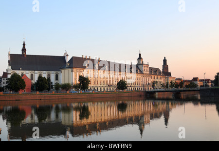 Wroclaw University dal fiume Odra al crepuscolo, Wroclaw, Bassa Slesia, Polonia. Foto Stock