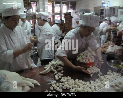 Gnocchi ristorante a Shanghai in Cina. gnocco cucinare cucina cucina cinese cibo donna donne lavoro lavoratore lavoro Foto Stock