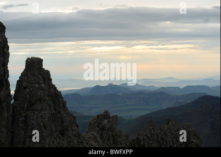 Rock Ridge framing nuvole montagne in distanza Royal Natal uKhahlamba Drakensberg National Park Kwazulu-Natal Sud Africa Foto Stock