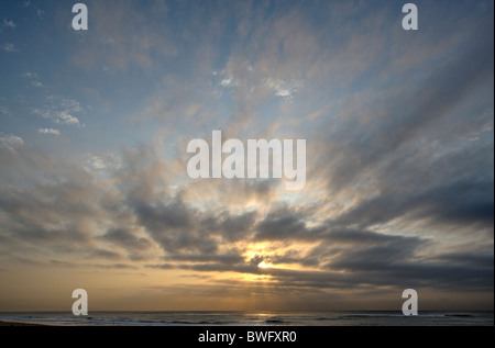 Drammatica nuvole al tramonto sull'Oceano Indiano a estuario Beach, St Lucia, Kwazulu Natal, Sud Africa Foto Stock