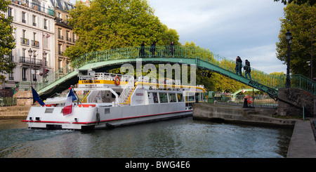 Imbarcazione turistica immettendo una saracinesca, Canal Saint Martin, Paris, Francia Foto Stock