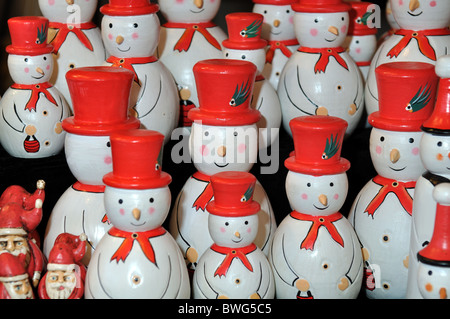 Pupazzo di neve in legno in vendita a Francoforte nel mercato di Natale, Birmingham, Regno Unito Foto Stock