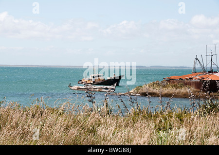 Barca abbandonata,Bluff Lookout, stretto Foveaux, Bluff porta,città,Hotel, Isola del Sud, Sud la maggior parte punta, Punto, Nuova Zelanda Foto Stock