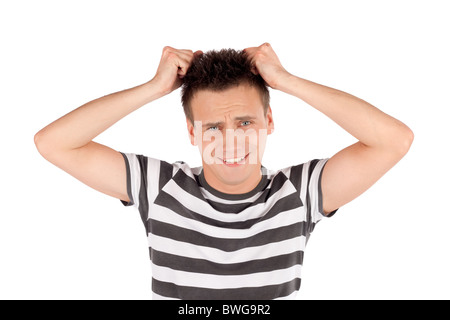 Giovane uomo tirare fuori i suoi capelli isolata contro uno sfondo bianco Foto Stock