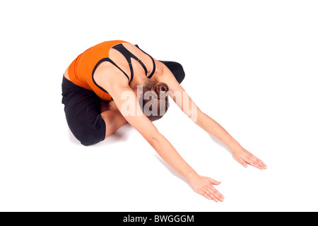 Donna facendo esercizi yoga chiamato rivolti verso il basso che pongono confortevole, nome sanscrito: Adho Mukha Sukhasana Foto Stock