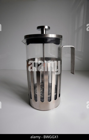 Acciaio inossidabile cafetiere bianco sul piano della cucina Foto Stock