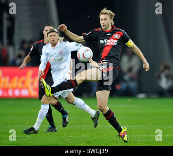 20.11.2010 Fussball Bundesliga, Bayer 04 Leverkusen vs FC Bayern Muenchen 1:1- Simon ROLFES (Bayer 04 Leverkusen) Foto Stock
