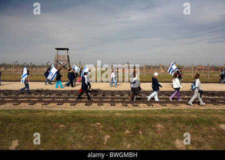 La Polonia Oswiecim Auschwitz Birkenau ex-nazista tedesco WW2 morte Camp. I giovani visitatori con lo Stato di Israele bandiera nazionale Foto Stock