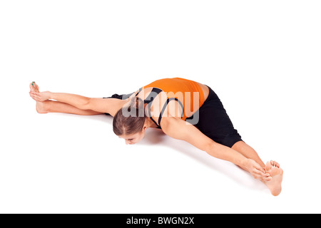 Donna facendo esercizi yoga chiamato seduto ampio angolo di posa, nome sanscrito: Upavista Konasana Foto Stock