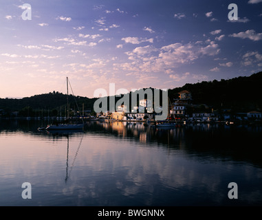 Alba a Vathi Harbour sulla piccola e incontaminata isola greca di Meganisi. Le imbarcazioni sono ormeggiate nel porto. Foto Stock