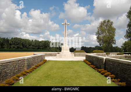 La Croce del sacrificio che conduce al poligono di legno cimitero del Commonwealth, Zonnebeke, Belgio. Foto Stock