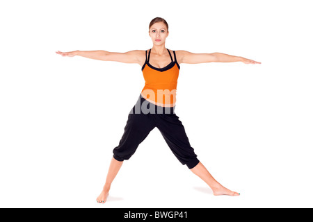 Montare attraente giovane donna facendo prima tappa dello yoga pongono Warrior 2, isolato su sfondo bianco Foto Stock