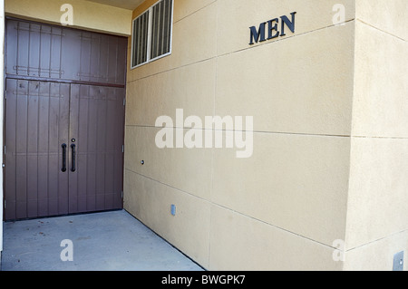 Ingresso uomini restroom mostra segno e porte. Foto Stock