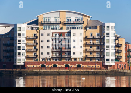 Waterfront appartamenti con balconi su l'Harbourside presso la Baia di Cardiff South Wales UK Foto Stock