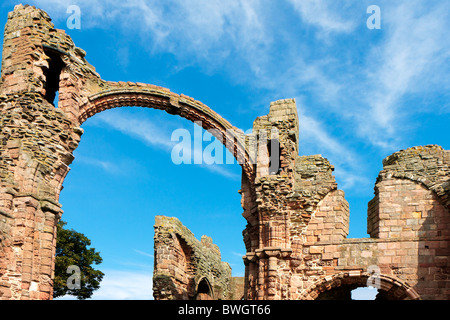 Vista ravvicinata di una parte delle rovine di Lindisfarne Priory Foto Stock