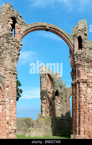 Vista ravvicinata di una parte delle rovine di Lindisfarne Priory Foto Stock