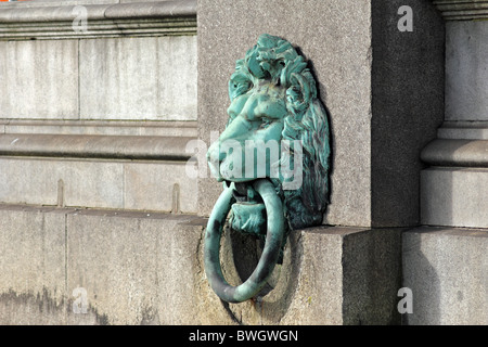 Il bronzo testa di leone di attracco, Victoria Embankment, London, England, Regno Unito Foto Stock
