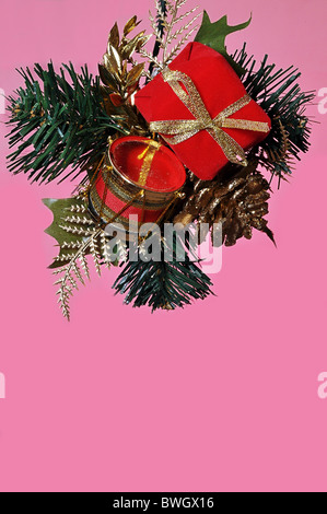 Hanging ornamento di Natale isolato su sfondo rosa con copia spazio. Foto Stock