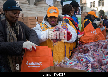 Volontari preparare cestini di congelate Tacchini e altri alimenti vacanze al di fuori di Brooklyn Borough Hall di New York Foto Stock