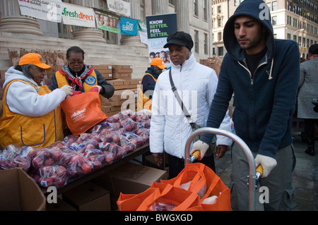 Volontari preparare cestini di congelate Tacchini e altri alimenti vacanze al di fuori di Brooklyn Borough Hall di New York Foto Stock