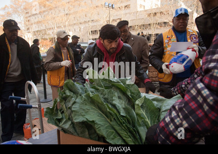 Volontari preparare cestini di congelate Tacchini e altri alimenti vacanze al di fuori di Brooklyn Borough Hall di New York Foto Stock