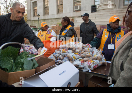 Volontari preparare cestini di congelate Tacchini e altri alimenti vacanze al di fuori di Brooklyn Borough Hall di New York Foto Stock