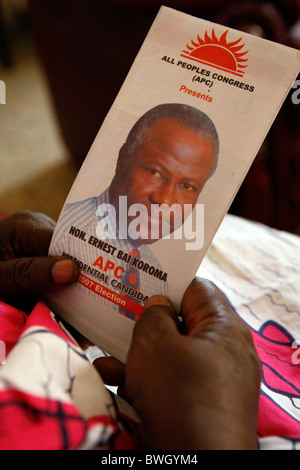 La madre del dr. Ernest Bai Koroma, Presidente della Sierra Leone, tenendo in mano un volantino elettorale, Sierra Leone, Africa occidentale Foto Stock