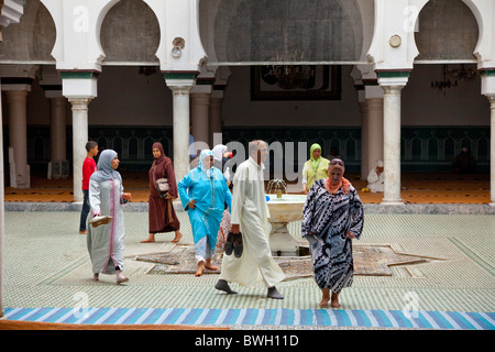 Islamic adoratori di purificare se stessi in corrispondenza di una abluzione fontana a una moschea nella Medina, la città vecchia di Fes, Marocco. Foto Stock