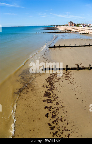 Inghilterra, West Sussex, Bognor Regis, pennelli di legno a bassa marea utilizzato come mare difese contro erosione della ghiaia spiaggia ghiaiosa Foto Stock