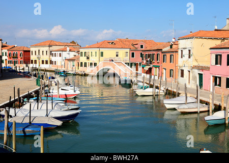 Una vista di uno dei canali nell'isola di Murano, Venezia, che è stata famosa per i suoi vetri sin dall'epoca romana. Foto Stock