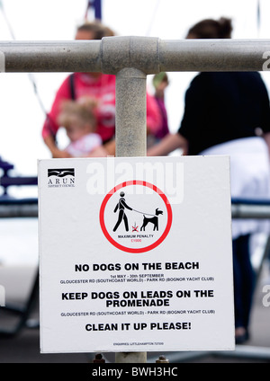Inghilterra West Sussex Bognor Regis segno sul lungomare di ringhiere avvertimento che i cani non sono ammessi sulla spiaggia Foto Stock
