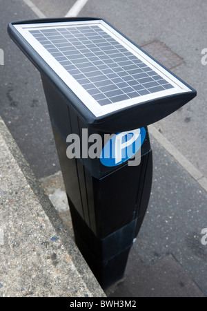 Il trasporto su strada, parcheggio, pannello solare powered Pay & Display parchimetro sul marciapiede marciapiede per parcheggio su strada Foto Stock