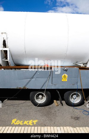 Inghilterra West Sussex Bognor Regis Luna Park ride il razzo parcheggiato sul rimorchio sulla spianata con la parola Razzo a terra Foto Stock
