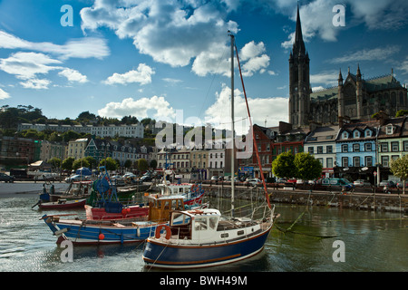 Come una popolare destinazione turistica Cobh harbor con vivacemente colorate barche da pesca nella contea di Cork, Irlanda Foto Stock