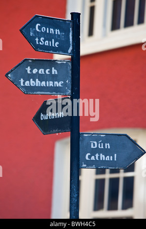 Cartello in gaelico vecchi script in Timoleague, County Cork, Irlanda Foto Stock