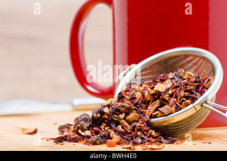 Frutta secca tè in filtro di tè con tazza di tè Foto Stock