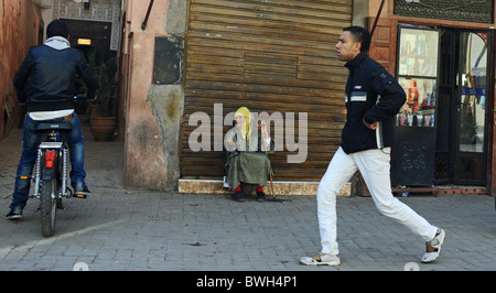 Marrakech marocco 2010 - Old Lady di accattonaggio nella Medina o antica città murata di Marrakech marocco Foto Stock