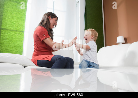 Madre e figlio avente fun Foto Stock