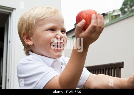 Ragazzo esaminando le mani appiccicose in cucina Foto stock - Alamy